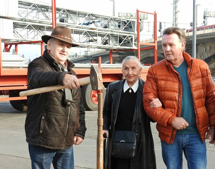 Mario Müller-Milano schlägt wie jedes Jahr zum Start des Managenaufbau den ersten Zeltanker ein (daneben seine Mutter Sonja (94) und Bruder André). Foto: Pönisch