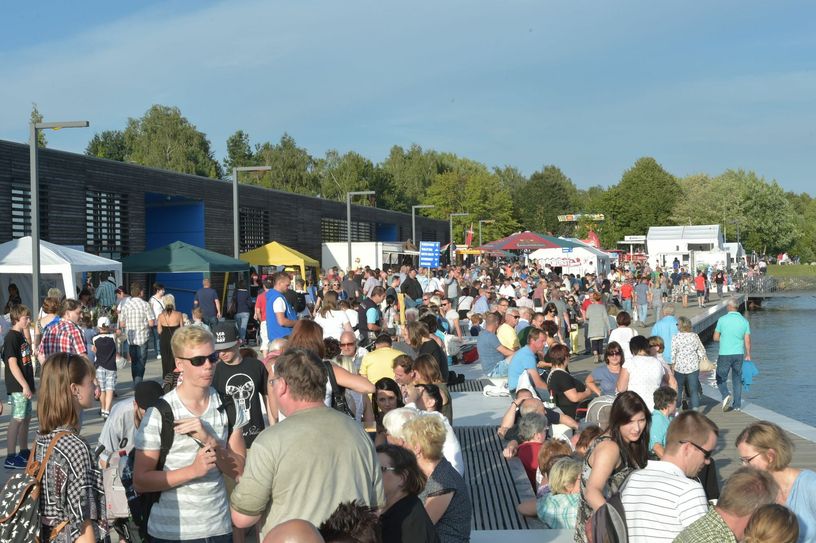 Über 30 000 Gäste besuchten das 4. Senftenberger Hafenfest im vergangenen Jahr. Das Höhenfeuerwerk und die Antenne-Partie des rbb waren nur einige Highlights. An zwei Tagen (19. und 20. August) kann auch in diesem Jahr wieder am Senftenberger Stadthafen flaniert und gefeiert werden. 					       Foto: P. Aswendt