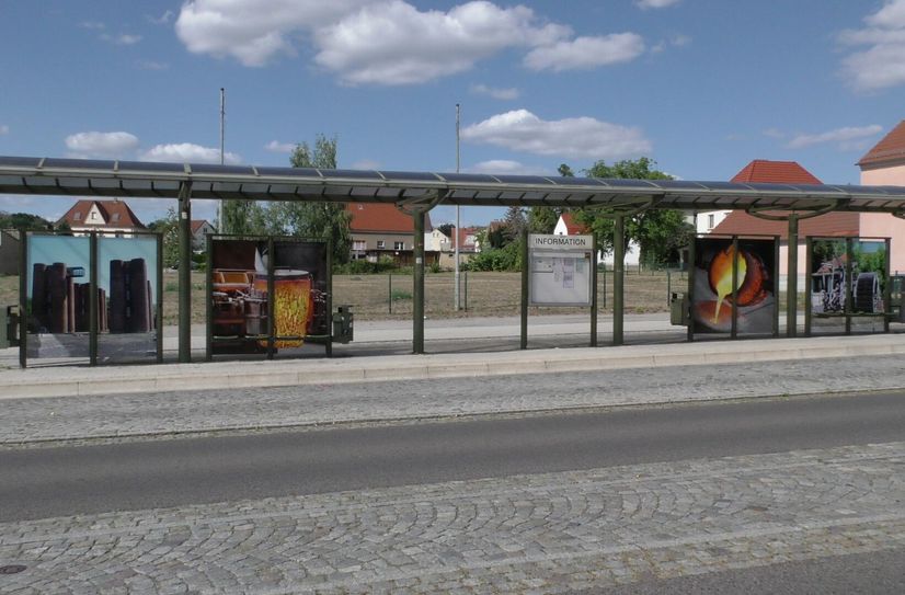 ...an der zentrale Bushaltestelle »Dietrich Heßmer-Platz« in Lauchhammer-Mitte......