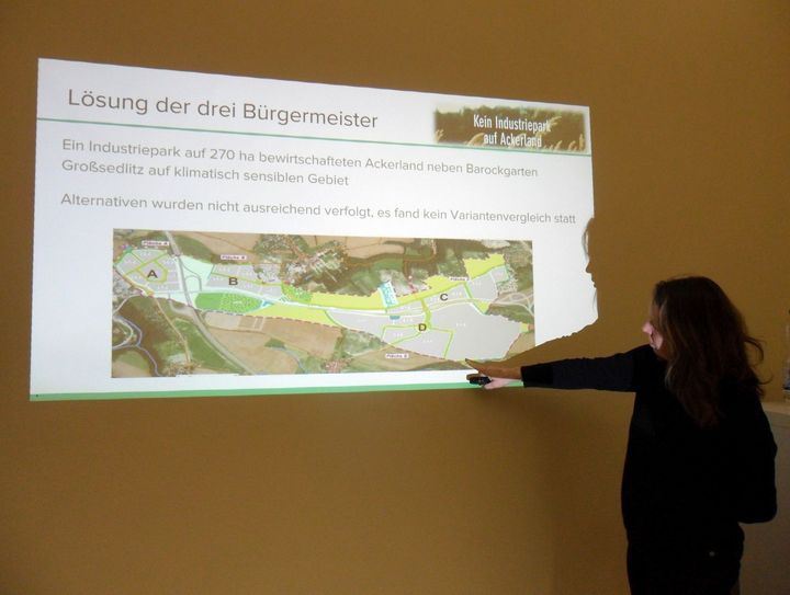 Anna Reimann von der Bürgervereinigung Oberelbe IPO-stoppen erläutert auf einer Infoveranstaltung am 5. März in Pirna über den derzeitigen Stand des bürgerlichen Protestes gegen das IPO-Projekt. Foto: Steffen Dietrich