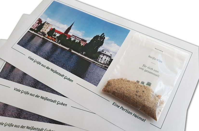 Die Grüße aus Guben kommen mit einem Beutelchen voller Neiße-Kies daher.