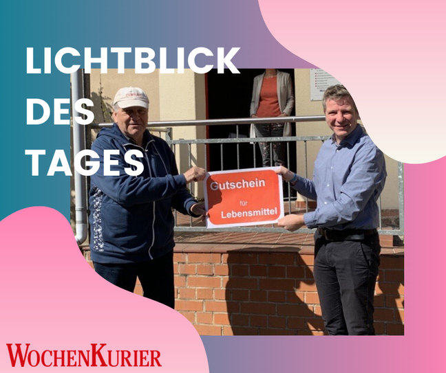 Gerd Oberknapp, Kolkwitz, überreicht Markus Adam, Regionalleiter der Caritas, eine Spende zum Kauf von Gutscheinen Foto: © Susanne Riepe, Caritas