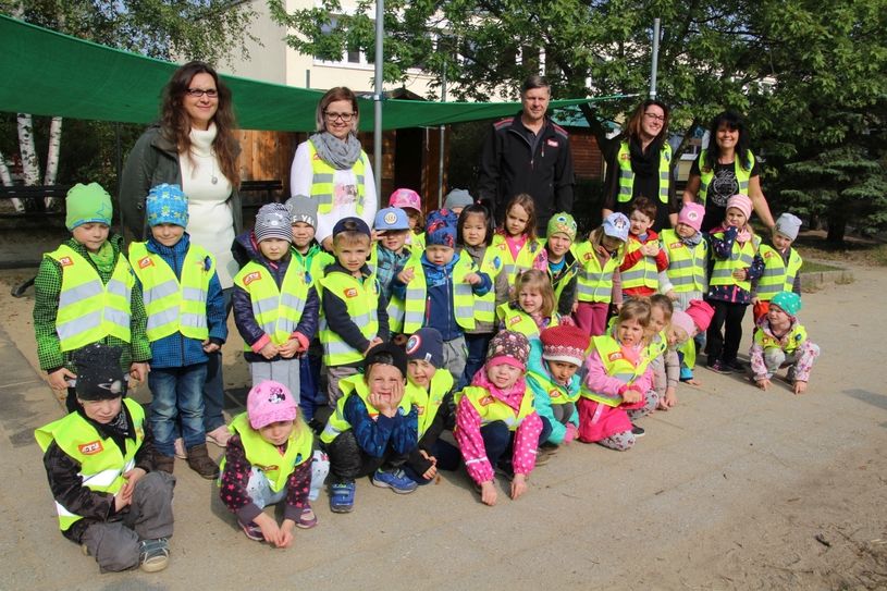 Die Kita-Kinder sind jetzt als „Glühwürmchen“ im Straßenverkehr bestens zu sehen.Foto: Keil