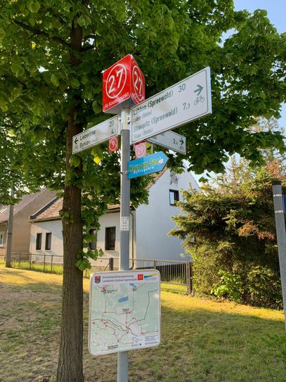 Ein neuer Knotenpunktwegweiser in Byhleguhre (Amt Liebrose/Oberspreewald). Foto: Landkreis Dahme-Spreewald