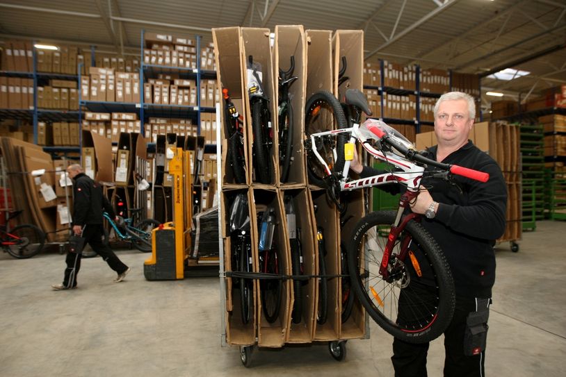 Lagerleiter Jörg Helbig (48) und sein Team hatten in den letzten acht Wochen viel zu tun, um das neue Logistikzentrum ein- und drei alte Lagerhallen auszuräumen.