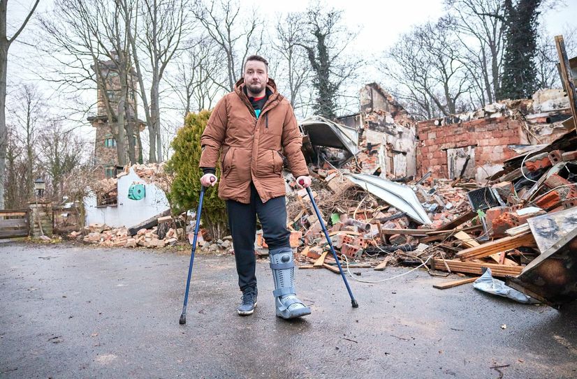 Marco Standke vor den Ruinen der Bergbaude und des Wohnhauses »Panoramahöhe«.