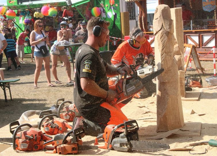 Kettensägenschnitzer am Strand in Grünewalde. Foto: Bernd Naumann