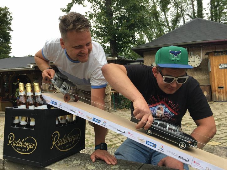 Michael Kramer und Titelverteidiger Adam Skarbovski testen schon mal ihre Mikro-Rennkisten. Foto: Exportbierbrauerei/Kreuziger