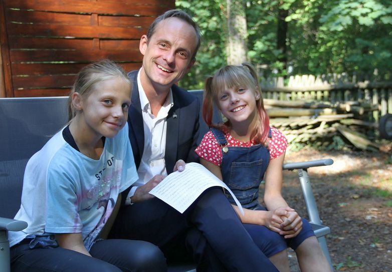 Alexander Teich mit Hannah (l.) und Emma. Foto: PR