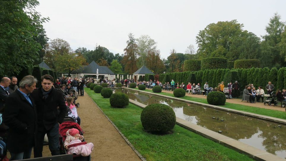 Aufgrund der geltenden Abstandsregeln wurden in diesem Jahr die Familien links und rechts neben den Wasserspielen platziert. Fotos: Dany Dawid