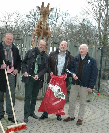 Karl-Heinz Ukena (Zoochef, Detlef Thiel (Amtsleiter Stadtgrün), Burghart Hentschel (Chef Stadtreinigung) und Jürgen Wolf (Citymanager) schwingen fürs Foto schon mal den Besen. Foto: Pönisch/Aktion 2015