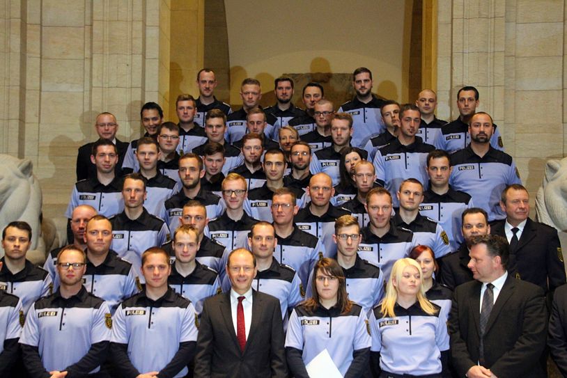 Die Neuen bei der Polizei: Gruppenfoto in der Staatskanzlei mit dem obersten Dienstherren.