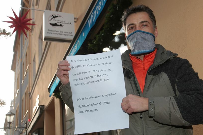 »TOD den Deutschen Innenstädten! Es LEBE der Große Internetriese! Liebe Politiker! Sie opfern uns, weil Sie versäumt haben, rechtzeitig Maßnahmen für den Schutz der Schwachen zu ergreifen!« hat Jens Weinhold auf einen Zettel geschrieben.       Foto: D. Förster