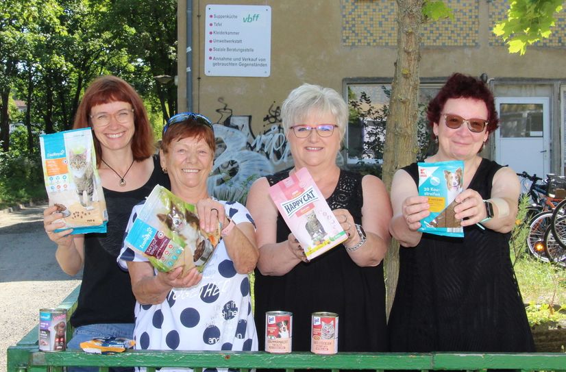 Madlen Fischer, Christine Noack, Madlen Krenz und Christina Müller (v.l.) freuen sich über Spenden, damit sich das Projekt Tiertafel etablieren kann.