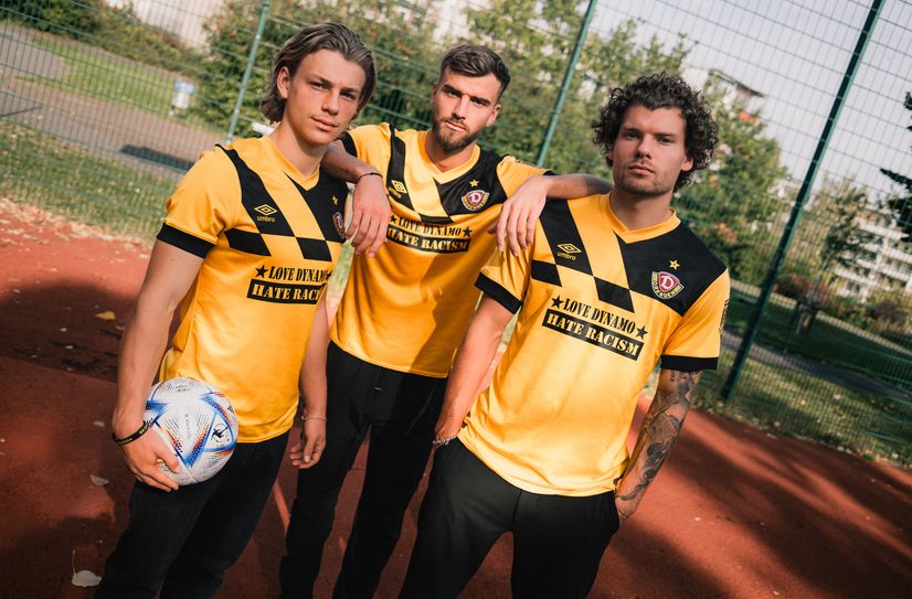 v.l.n.r. Die Dynamo-Profis Jonas Oehmichen, Lars Bünning und Kevin Ehlers mit dem LDHR-Sondertrikot.