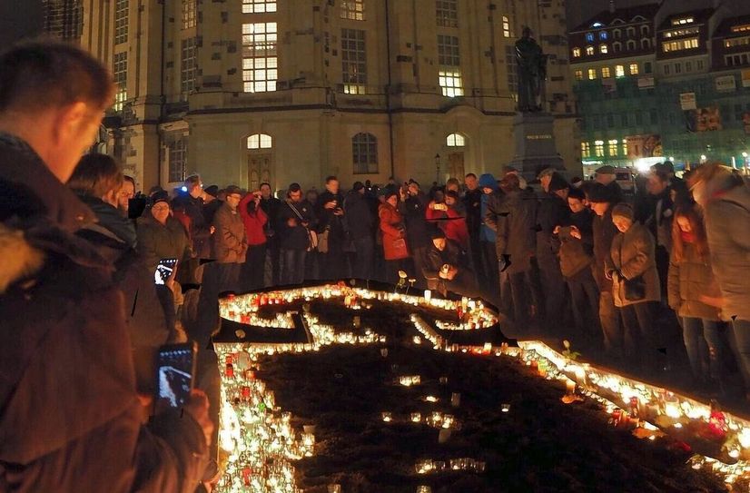 Stilles Gedenken auf dem Neumarkt.