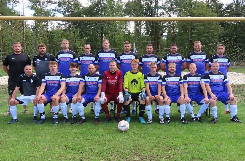 Die aktuelle erste Männermanschaft des VfB Klettwitz kickt im Fußballkreis Südbrandenburg in der Kreisliga-Süd. Sie beendete die vergangene Saison Ende Juni auf dem 12. Platz.