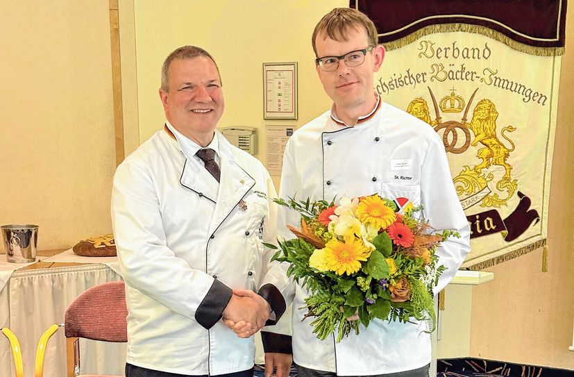 Der Vorgänger gratuliert dem Nachfolger. Was der Bäckermeister Roland Ermer (links) jahrelang ausübte, übernimmt nun der Bäckermeister Stefan Richter aus Kubschütz: den ehrenamtlichen Vorsitz des Landesinnungsverbandes Saxonia.