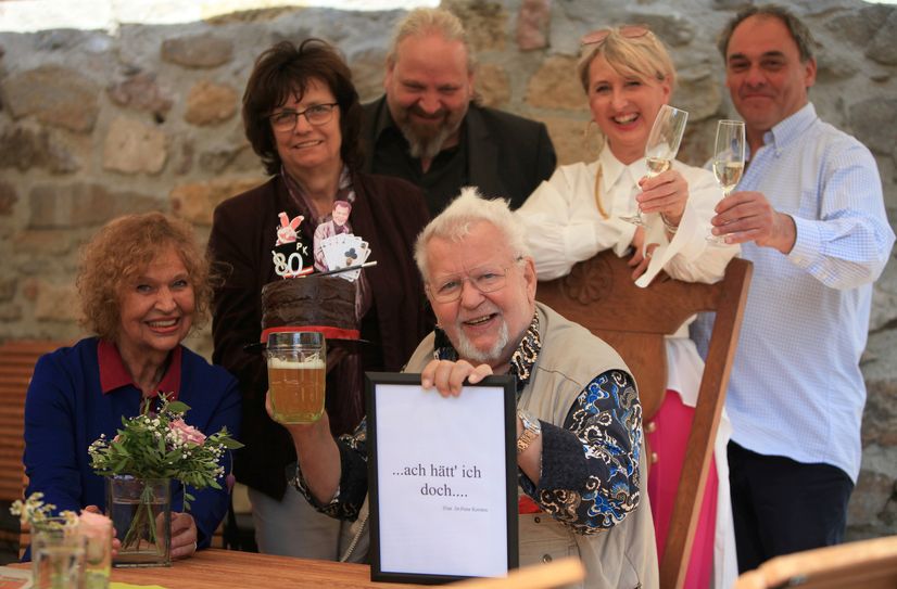 Überraschten den Jubilar Peter Kersten: »Frau Puppendoktor Pille« (Urte Blankenstein, 79, li.), seine frühere technische Assistentin Monika Bäthge (70), Kulturmanager Christoph Mitschke (Inhaber Kulturcafé Dohna) sowie Kathrin und Cornel Ogon (Gastwirte der Ottomühle, Gasthof &amp; Herberge im Bielatal).