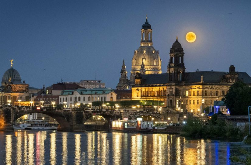 Zur Earth Night wird mit Einbruch der Dunkelheit an vielen Orten in der Stadt die Beleuchtung ausgeschaltet.