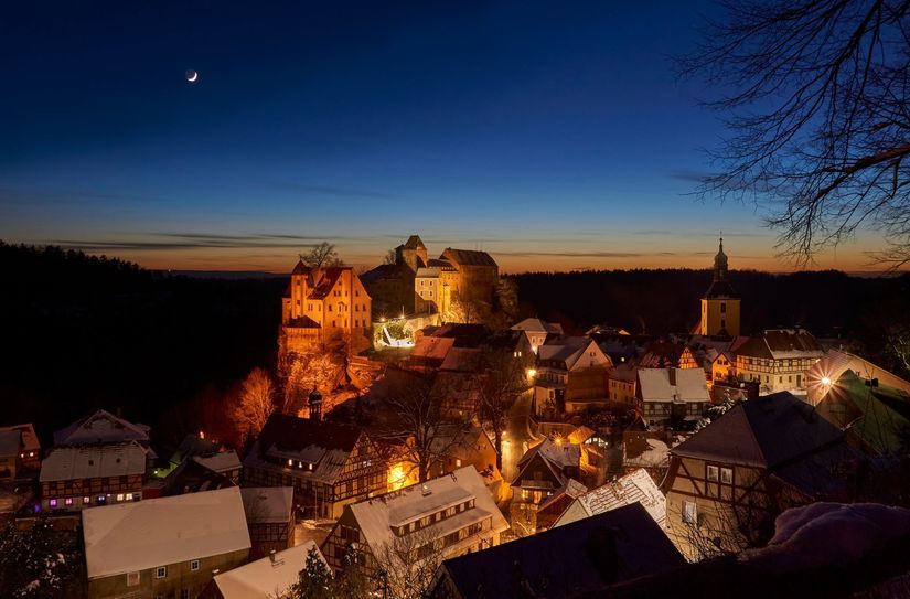 Winterabend in der Burgstadt Hohnstein.