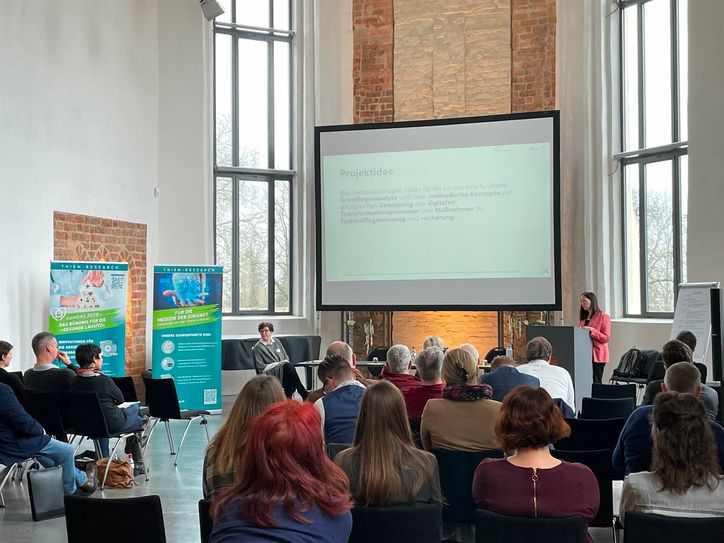 Andrea Trunev vom Ärztenetzwerk Südbrandenburg e.V. stellte als Projektkoordinatorin »Digitaler Praxisfußabdruck in der Lausitz« die ersten Ergebnisse vor.
