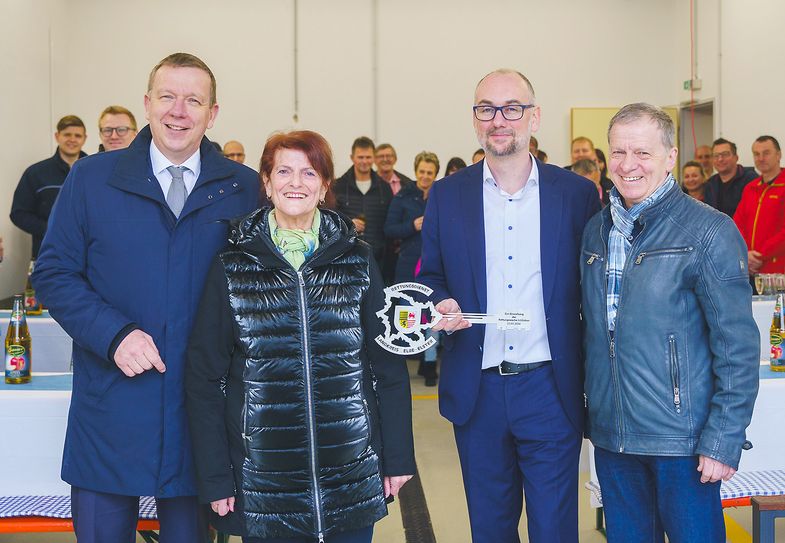 Landrat Christian Jaschinski (l.) u¨bergab im Beisein von Schliebens Bu¨rgermeisterin Cornelia Schu¨lzchen (2.v.l.) und Bernd Heinke, Vorsitzendender des Werksausschusses Rettungsdienst (r.), den symbolischen Schlu¨ssel an den Leiter des Eigenbetriebes Rettungsdienst, Sebastian Weiss (2.v.r.).