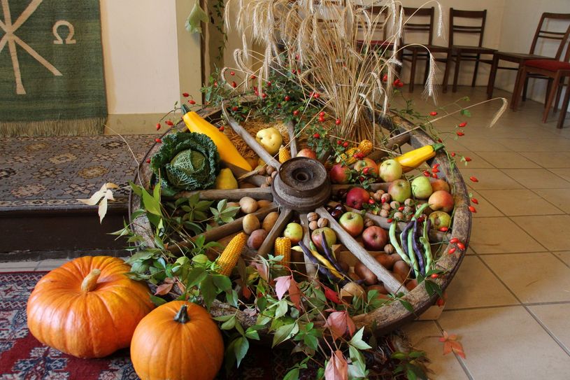 Erntegaben für einen Erntedank-Gottesdienst in der Kirche in Altgolßen.