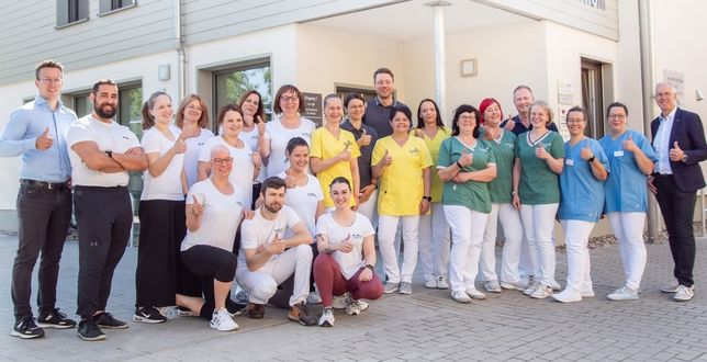Die Teams der einzelnen Praxen im Gesundheitszentrum Gröditz sind bereits wunderbar zusammengewachsen. 30 Ärzte, Therapeuten und Praxismitarbeiter kümmern sich künftig um Gesundheit auf ca. 1.100 Quadratmeter Fläche im Rahmen des Pilotprojektes »Gesundheitszentrum Gröditz«. Dazu kommt jetzt die Institutsambulanz mit wechselnden Klinikärzten aus Riesa.