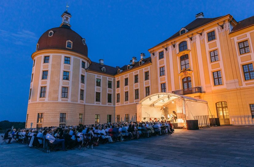 Abendliches Konzert auf der Schlossterrasse von Schloss Moritzburg.