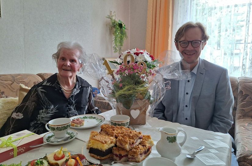 Sahnebonbons und Mandola spielen - das sind die Geheimnisse, die Dora Rumsch dem Bürgermeister fürs Älterwerden ans Herz gelegt hat. Zum 100. Geburtstag plauderte Andreas Pfeiffer mit der Jubilarin in ihrer Wohnung.