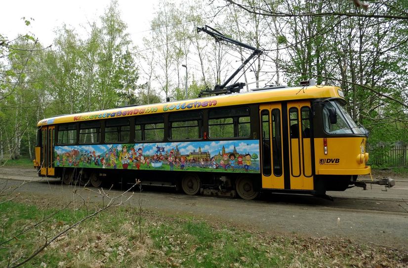 Die Kinderstraßenbahn Lottchen ist in der Werkstatt.