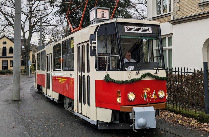 Die Ersatzbahn Tatra T6A2 übernimmt derweil.