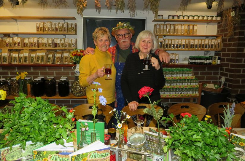 Roswitha Petschick (l.) und Gisela Schirmherr besuchten jüngst den Spreewaldwirt Peter Franke, der nun nach Hoyerswerda kommt.