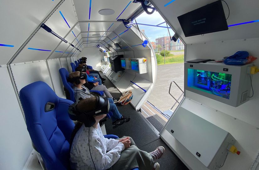 Via VR-Brille geht es ins Weltall.