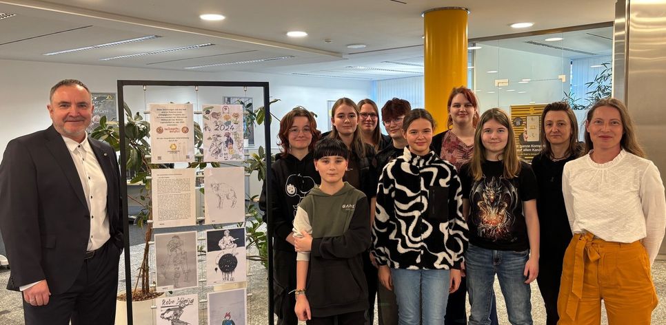 Erik Baudisch (l.) und Lysann Nagel (r.) begrüßten die Kinder und Jugendlichen mit Candy Winter (2.v.r.) und Schulsozialarbeiterin Laura Irmsch (Mitte hinten) zur Ausstellungseröffnung in der Commerzbank-Filiale in Bautzen.