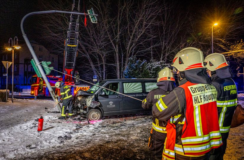 Die Feuerwehrleute trennten noch den Ampelmasten ab.