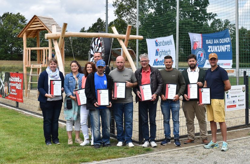Das Foto zeigt einige der Mitwirkenden, die an der Verwirklichung des Spielplatzes auf dem Vereinsgelände des SV Kleinwelka 1920 e.V. beteiligt waren.