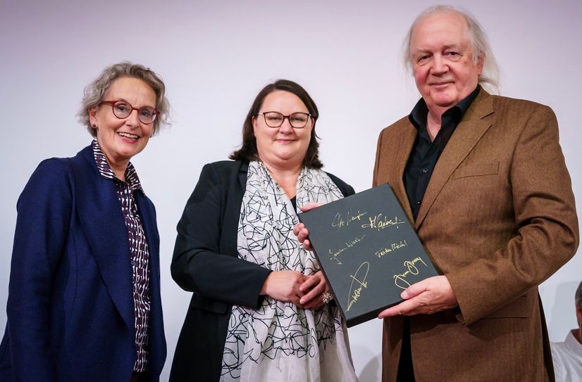 Gastronomiekritiker Jürgen Dollase hat SLUB-Generaldirektorin Katrin Stump (Mitte) und TUD-Rektorin Ursula Staudinger fünf neue Geschmacksdokumentationen übergeben.