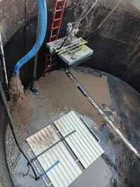 Blick auf die neuen Plattenbelüfter der Kläranlage Sergen.