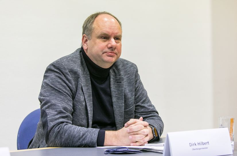 Oberbürgermeister Dirk Hilbert eröffnet das Offene Rathaus vor der Goldenen Pforte um 10 Uhr.