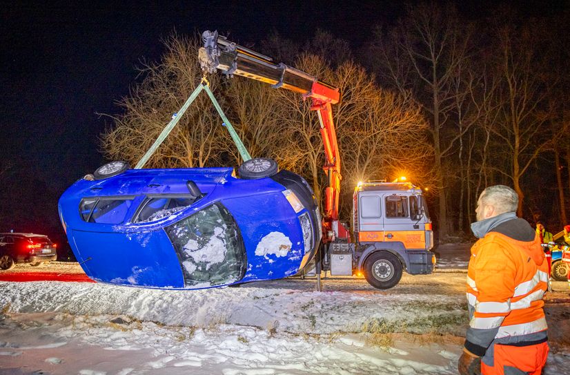 Auf dem Pflaster kam der Skoda ins Rutschen und überschlug sich.
