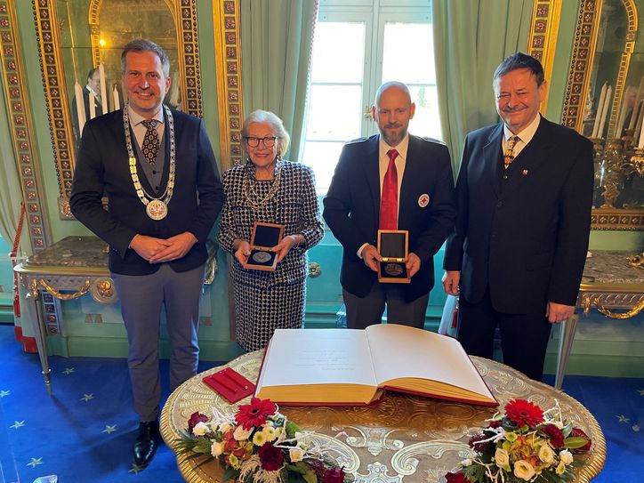 V.l.: Oberbürgermeister Tobias Schick, Elke Gräfin von Pückler, Dr. Ralph Matzky,  Dr. Wolfgang Bialas (Vorsitzender der Stadtverordnetenversammlung).