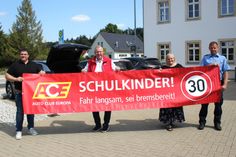 Im Radeberger Ortsteil Ullersdorf wird mit einem Warnbanner auf die beginnende Schulzeit aufmerksam gemacht. Beim Anbringen waren u.a. dabei: Oberbürgermeister Frank Höhme, Ilko Keßler, Kreisvorsitzender des ACE, Schulleiterin Yvonne Hamann und Polizeihauptmeister Oliver Ott.