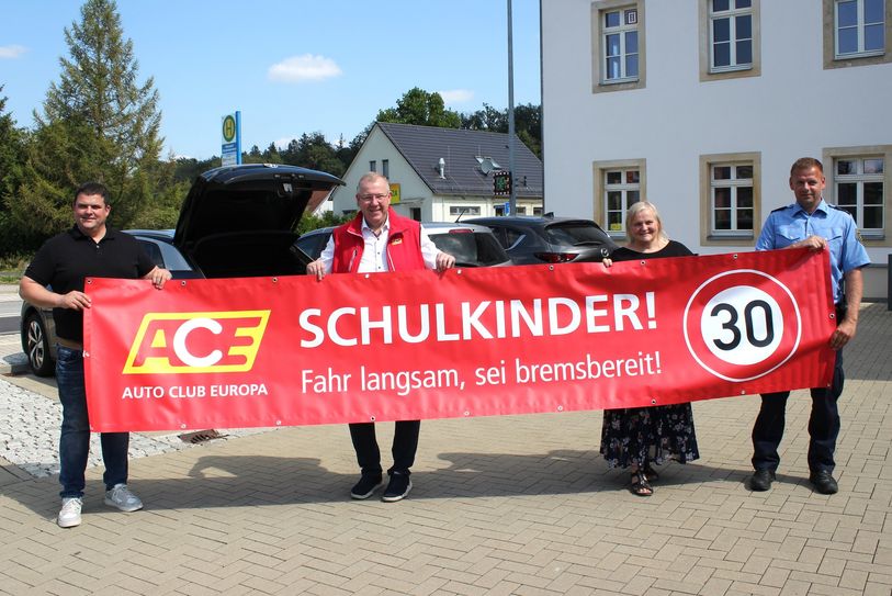 Im Radeberger Ortsteil Ullersdorf wird mit einem Warnbanner auf die beginnende Schulzeit aufmerksam gemacht. Beim Anbringen waren u.a. dabei: Oberbürgermeister Frank Höhme, Ilko Keßler, Kreisvorsitzender des ACE, Schulleiterin Yvonne Hamann und Polizeihauptmeister Oliver Ott.