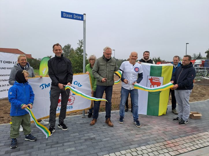 Direkt vor dem neuen Wohngebiet »Dixon Drive« wurde das Band durchschnitten und symbolisiert somit die Freigabe.