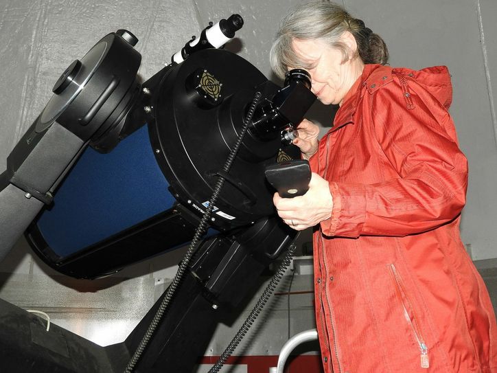 Renate Franz am 16 Zoll-Fernglas