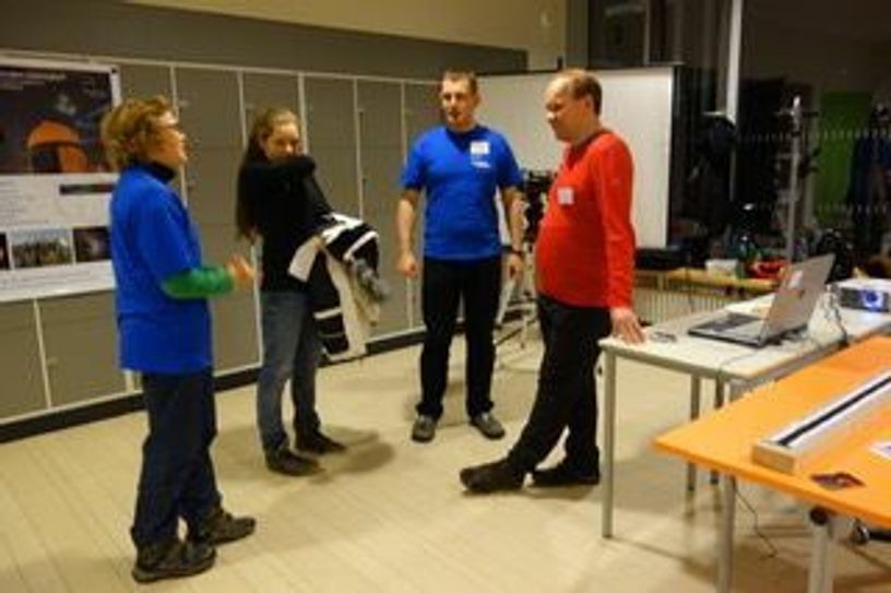 David Klimanek, Michaela Klimanek, (Astro-Schüler-AG), Dr. Frank Bok, Steffen Grundmann (v.l.), hier beim zehnjährigen Bestehen des Gymnasium Bühlau. Foto: Franz