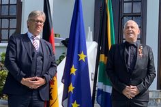 Generalkonsul Matthias Hansen und Stefan Hippler (v.l.) in Kappstadt, wo Hippler mit dem Bundesverdienstkreuz geehrt wurde.