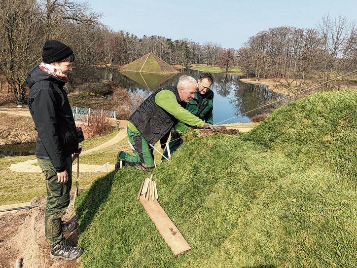 Parkmitarbeiter Andreas Scheppan (Mitte) und Bundesfreiwilliger Frank Weber (re.) sind federführend bei der Modellierung der Erdstufen aktiv, hier unterstützt durch die Praktikantin Aileen Grosa. Foto SFPM/Claudius Wecke